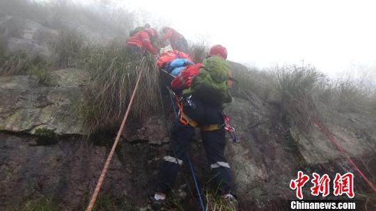 福州年輕小伙跳崖輕生，消防聯合登山隊展開“生命接力”?！↑S綠榮 攝